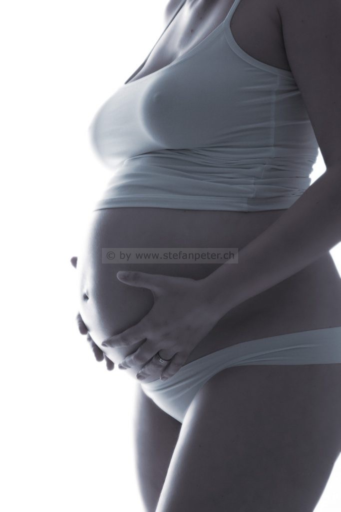 Schwangerschaft Foto in weisser Unterwäsche