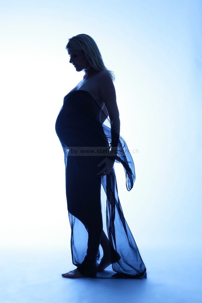Elegantes Schwangerschaftfoto im Tuch gehüllt